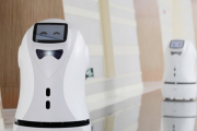期待具备“人性化”的机器人，打开更多酒店服务新空间